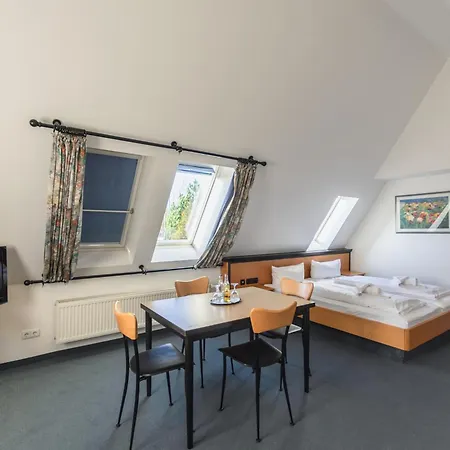 Hotel Ruegenschmiede Vis A Vis Hiddensee Schaprode