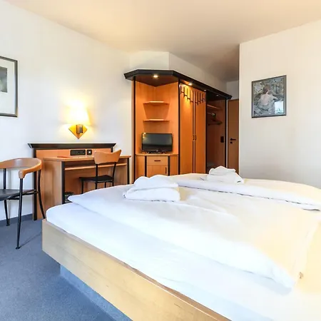 Hotel Ruegenschmiede Vis A Vis Hiddensee Schaprode